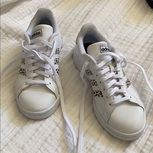 Adidas grand court sneaker animal print